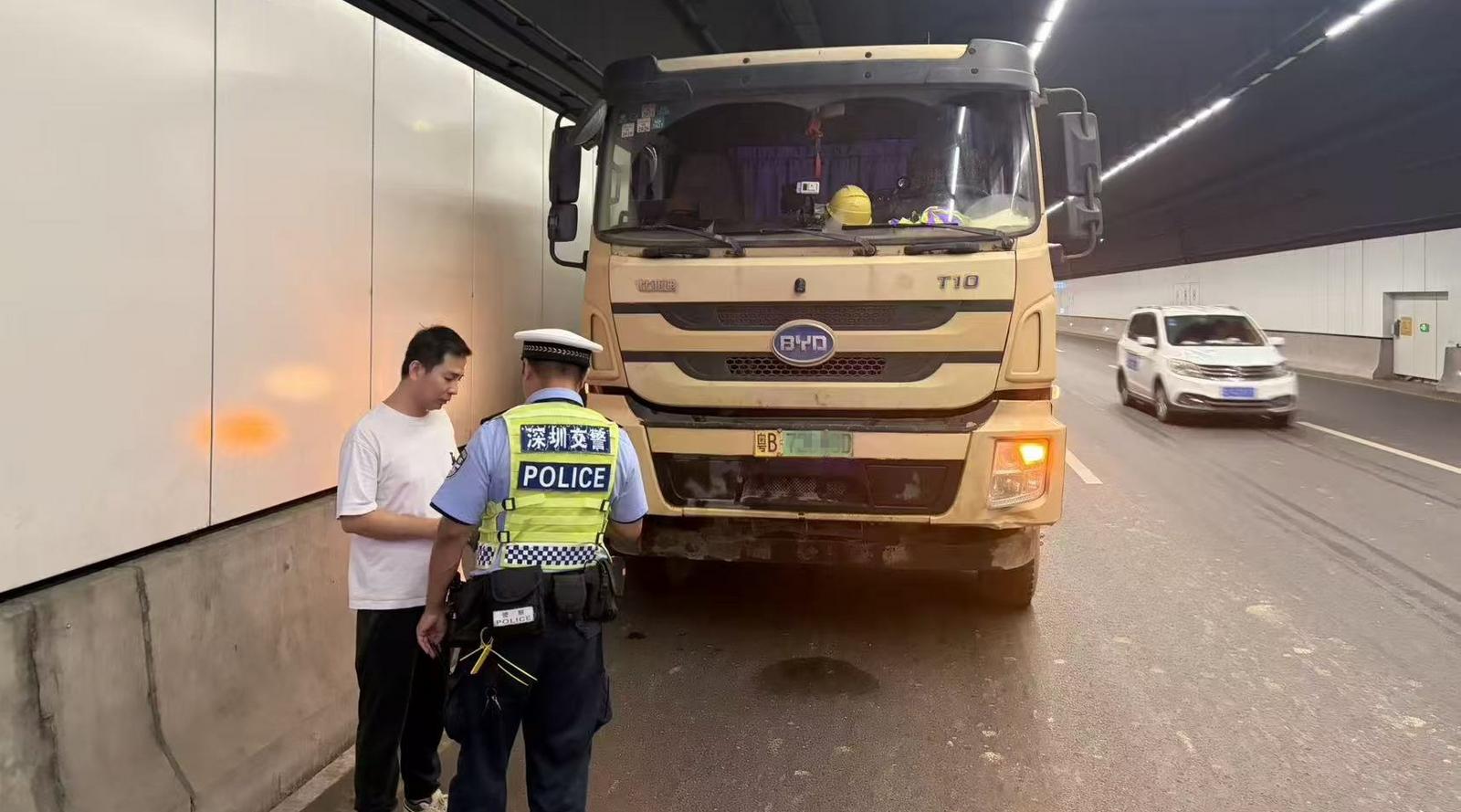 深圳交警启动南山区交通秩序专项行动 严查违停及货车重点交通违法