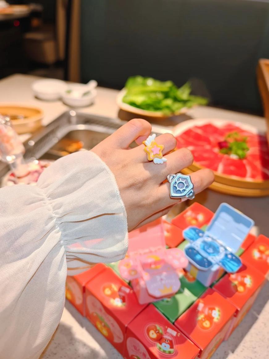 消费观察 | 从双人桌到多人桌，从玫瑰到火锅，七夕浪漫正在“扩容”