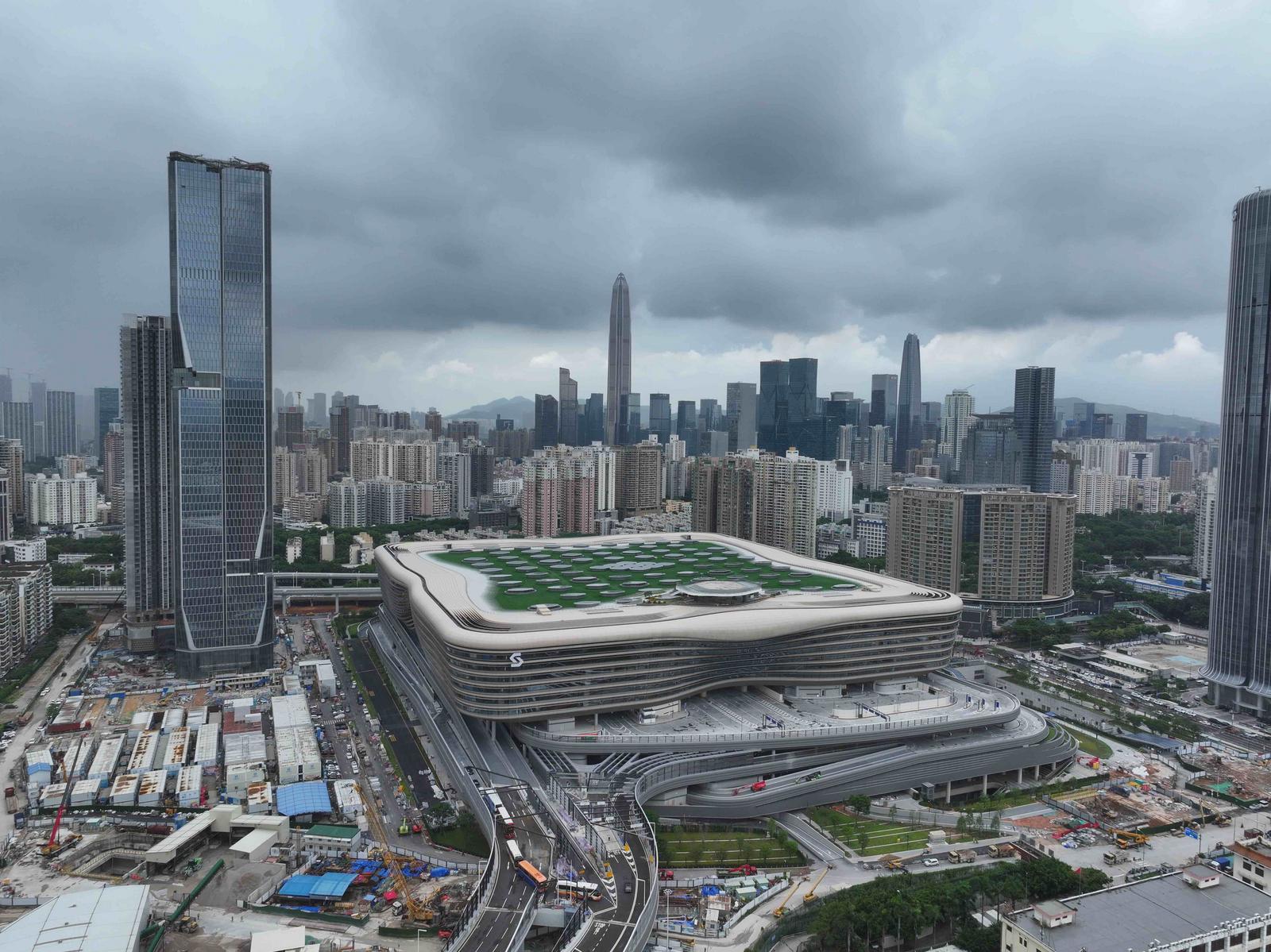今天，皇岗口岸开通前，深港首次万人千车跨境实战演练！