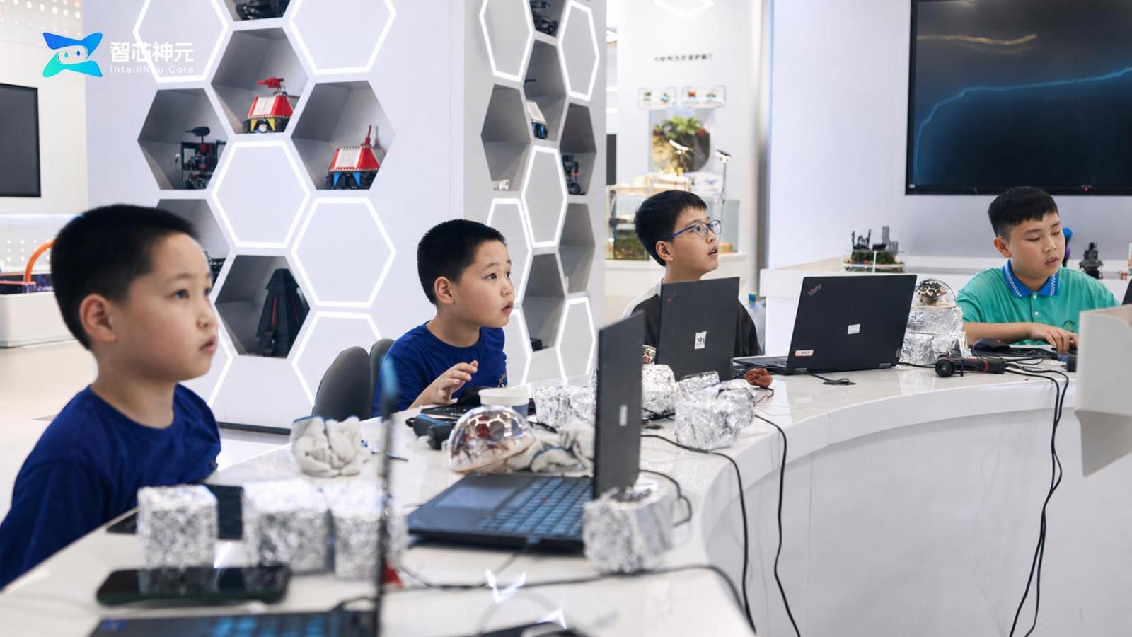智芯AI机器人产学研基地完成升级，开学季向深圳家庭发放5000张免费门票