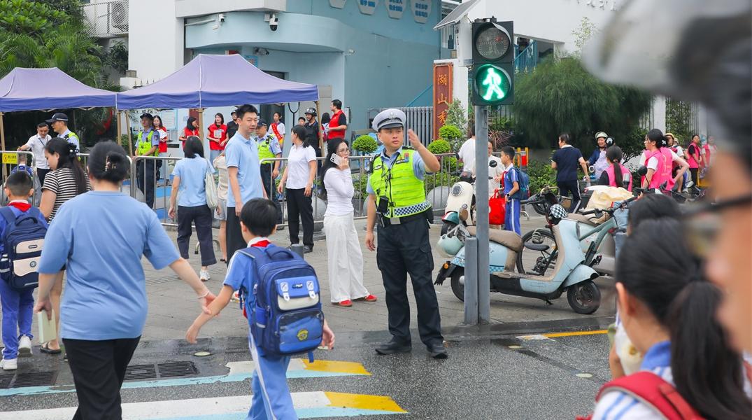新学期开学首日车流叠加迎高峰 深圳交警空地联动守护学生出行安全