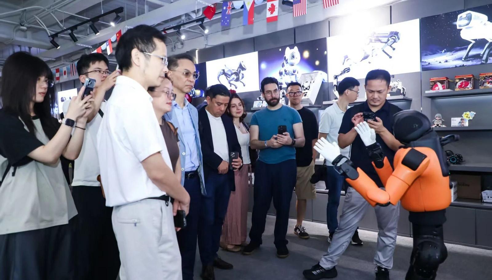 全球名企走进深圳龙岗，百余代表共谋产业深度合作