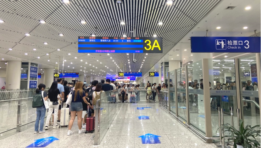 深圳铁路福田站暑运到发旅客251.3万人次，同比增长37%创历史新高