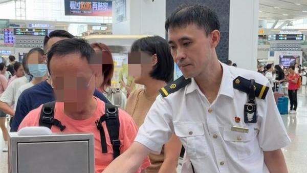 深圳北站值班员朱斌：日均三万步，守护旅客出行路