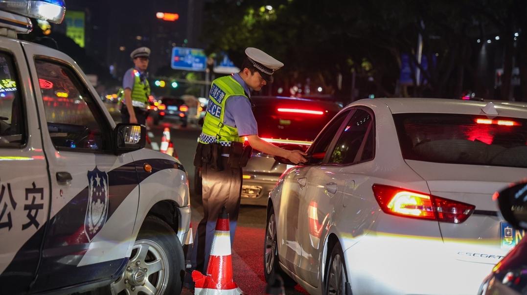 深圳交警全市开展夜间交通整治集中行动 严查酒驾、违停、电动车冲禁令等重点交通违法