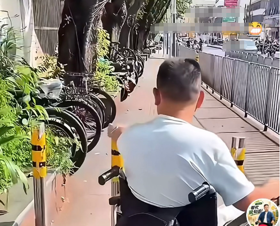 防撞柱间距不足致轮椅通行受阻 部门回应：已优化拆除