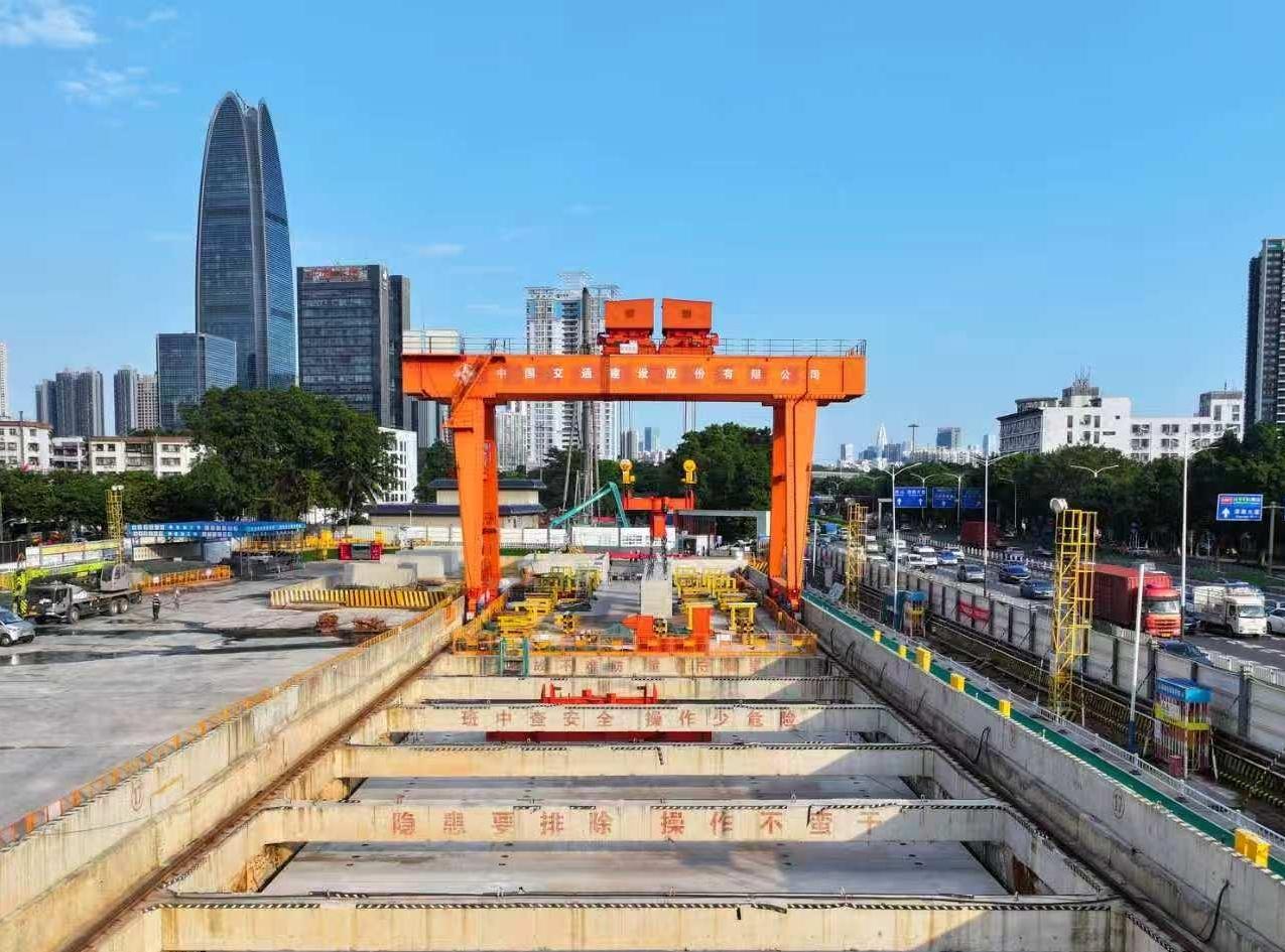 深圳地铁20号线二期工程甲岸站装配式车站顺利封顶