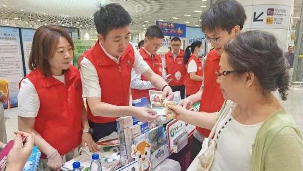 地铁出行伴消保 深圳国寿走进岗厦北地铁站开展金融消保联合宣传