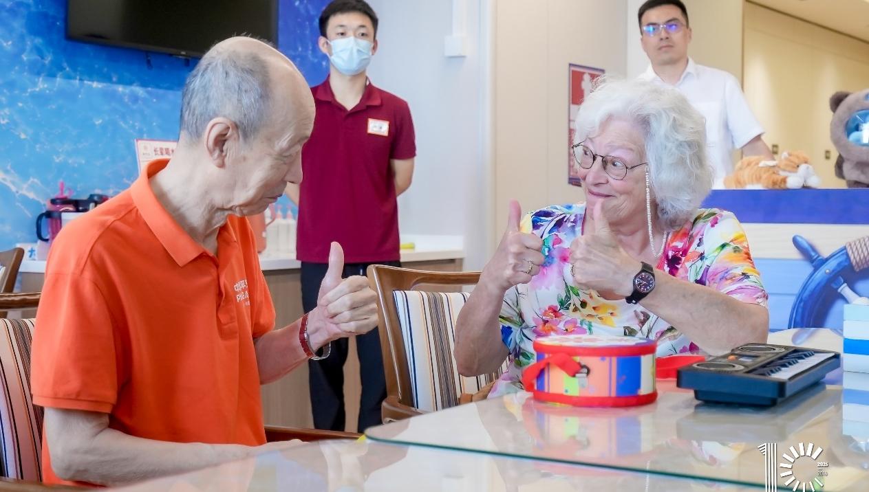 从开源鸿蒙系统到一件红衣服，深圳养老院如何照护失智长者