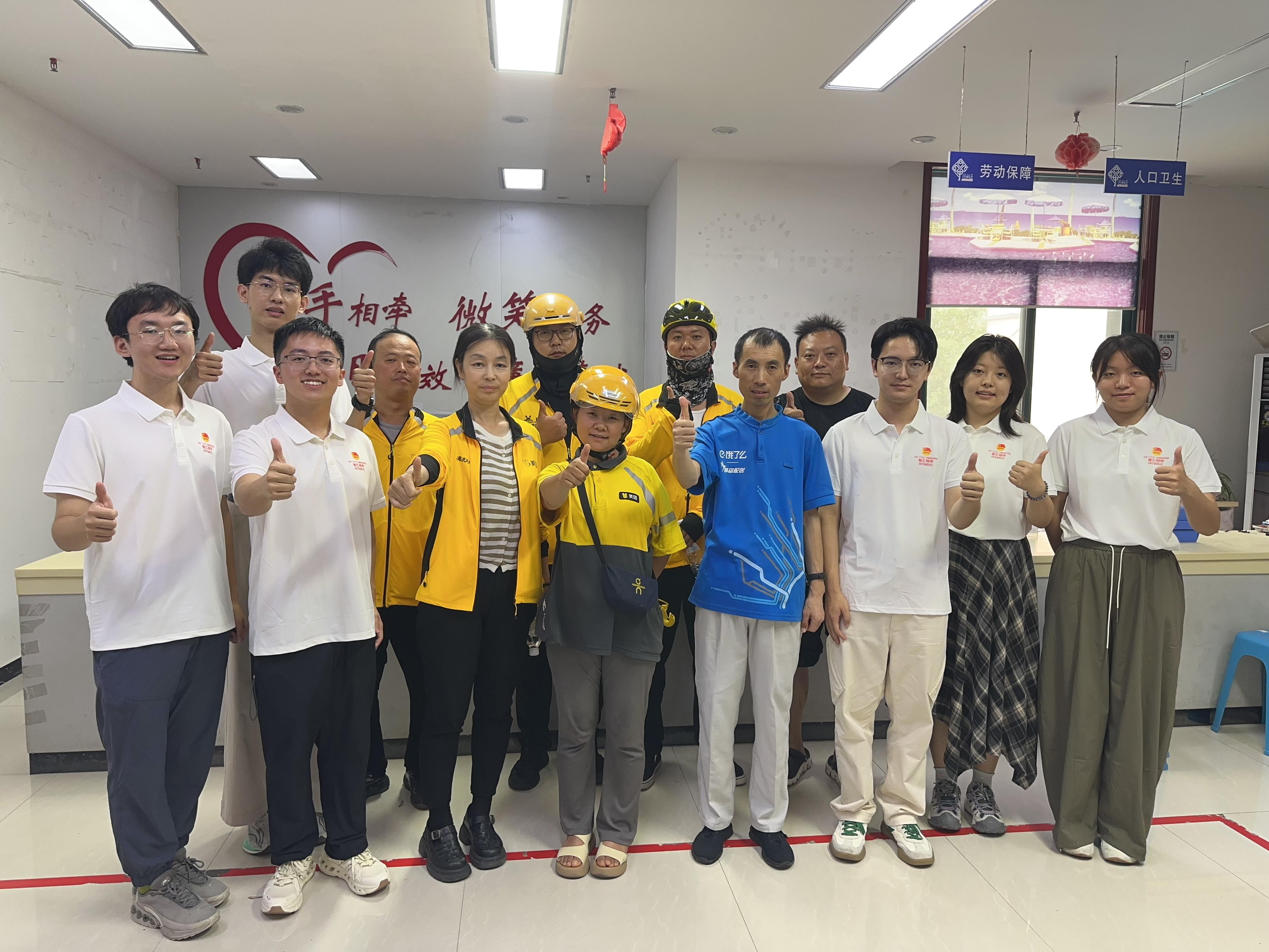 图4 在宝鸡新渭路社区与新就业群体合影.jpeg 图4 在宝鸡新渭路社区与新就业群体合影.jpeg