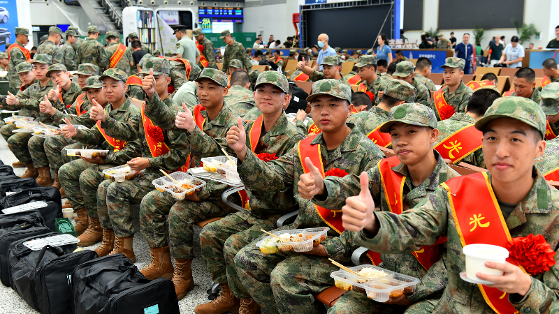 三千新兵启新程，鹏城特色餐食温暖军旅第一站