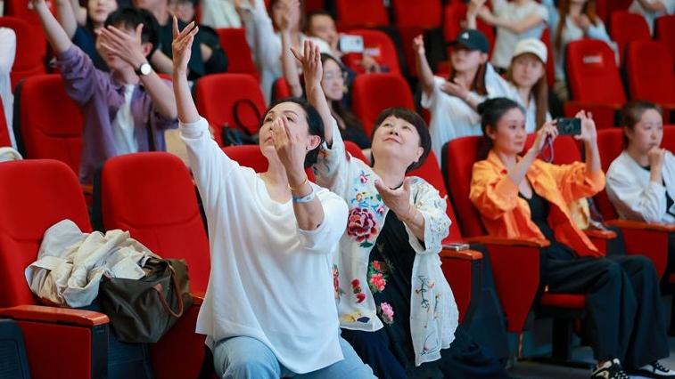 深圳舞蹈家李建平舞动贵州高校 以艺术康复打破舞蹈仅为舞台展演认知