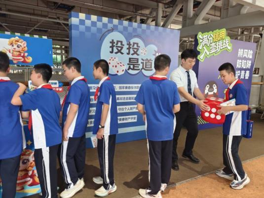 深圳建行走进校园开展青少年财商节金融宣教活动