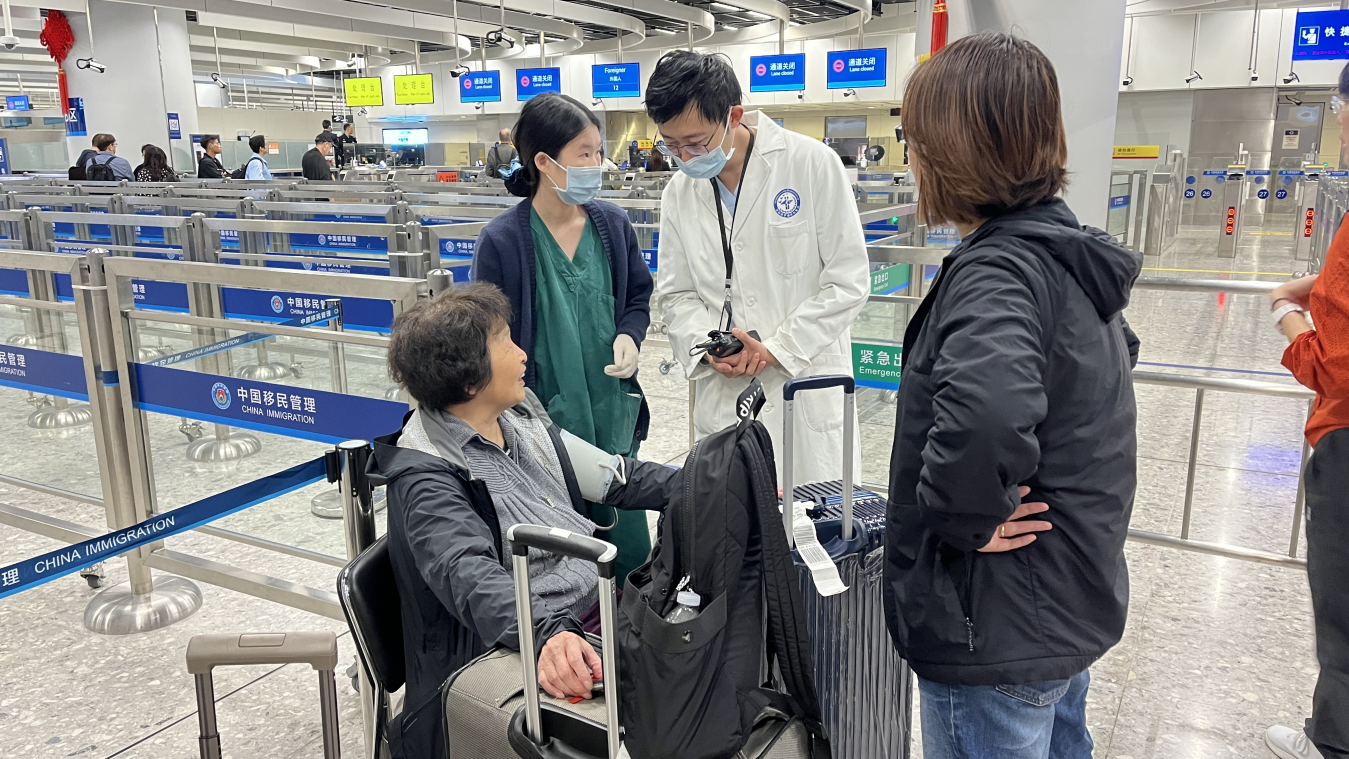 口岸医护人员为旅客提供健康咨询服务.png