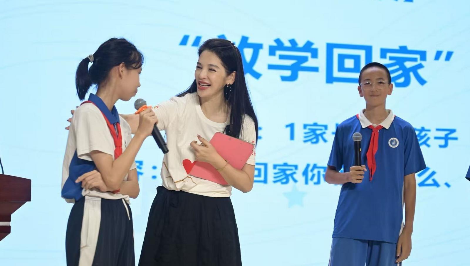 孔维来了！传梦公益“幕光计划”校园慈善公开课走进宝安中学