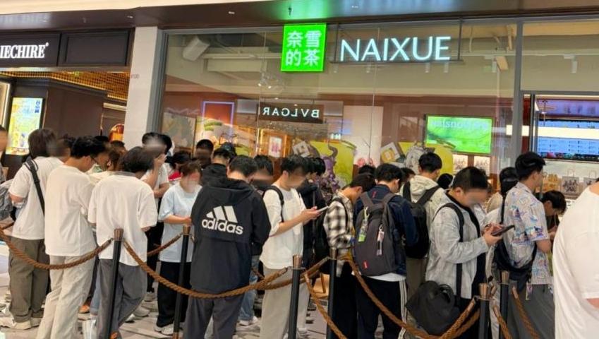 奈雪联名《明日方舟：终末地》上新，深圳主题店现排队热潮