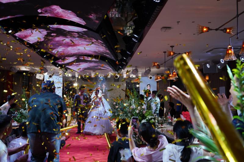 消费观察 | 火锅店一年办了8场婚礼，年轻人为何热衷给婚礼做减法？