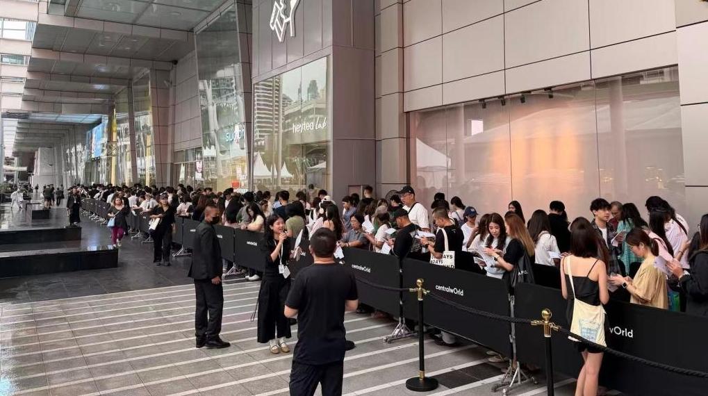 泰国消费者冒雨排队超3小时买喜茶 引爆泰国新茶饮市场