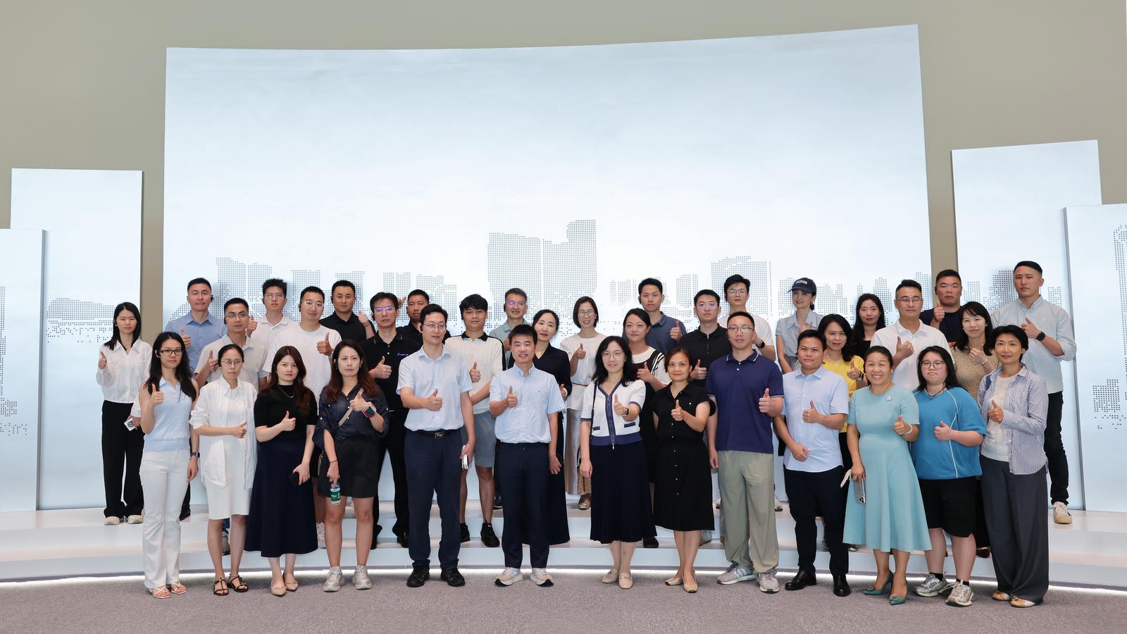走进企鹅岛！深圳40余位机器人企业家共探具身智能发展新机遇