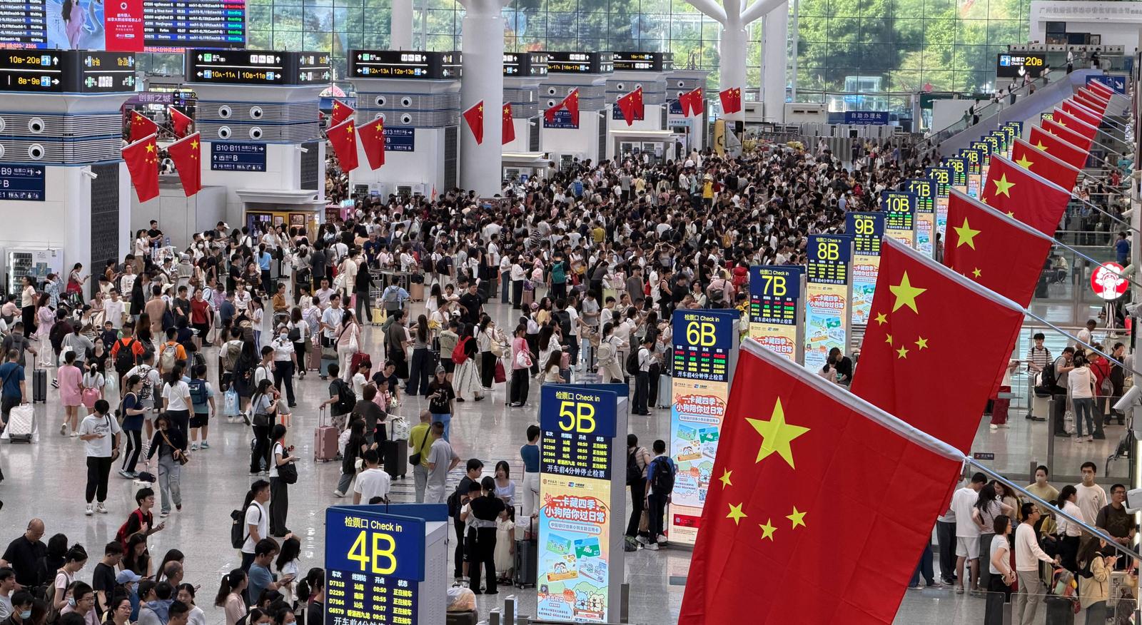 ​深圳北站单日客流创新高，交通部门多措并举保障市民顺畅出行