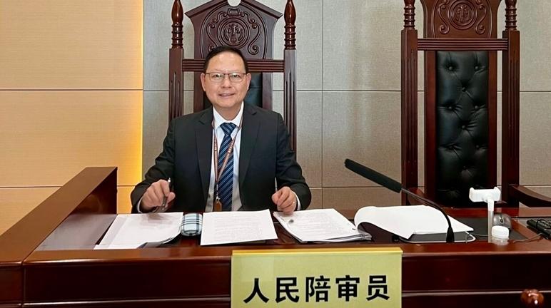 双重身份傅健慈：教学生也审案子 深港往返在前海法庭铺就“法律桥梁”